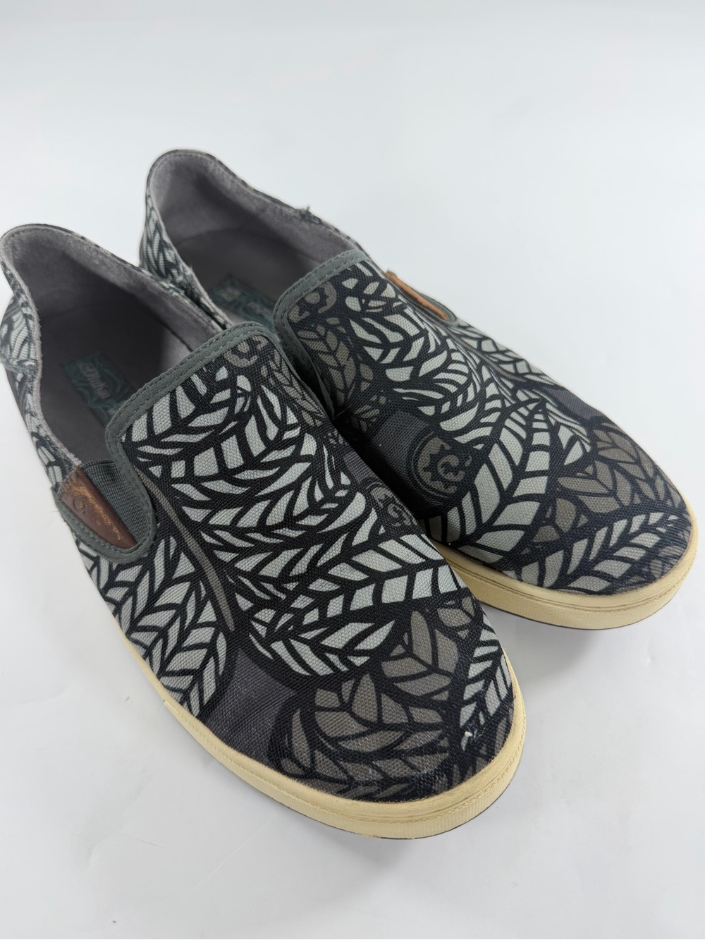OluKai Kahu Powiwow Slip On Shoes Men’s 10 Gray Black Leaf Print Canvas Casual